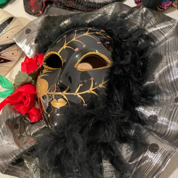 VTG Y2K Mardi Gras 6 PC Lot Masquerade Masks & Harlequin Pierrot Jester Dolls - Picture 12 of 14